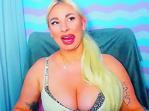 Snapshot of LuxuriaGoddess chatting on 06.18.26 LuxuriaGoddess online show from 06.18.26
