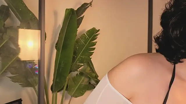 Snapshot of LumiYume chatting on 12.19.25 LumiYume online show from 12.19.25