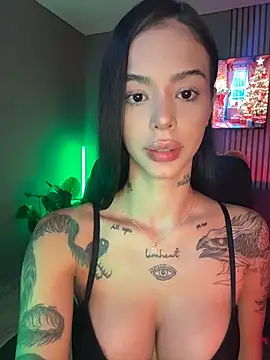 Snapshot of VegaLuxe chatting on 12.17.25 VegaLuxe online show from 12.17.25