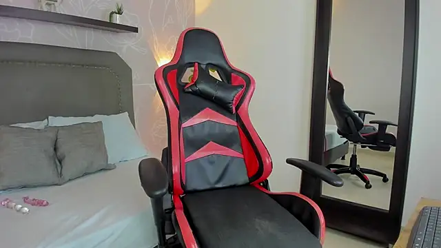 Snapshot of madison_saenzz chatting on 12.15.25 madison saenzz online show from 12.15.25