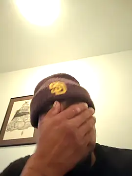 Snapshot of moneytalk516 chatting on 12.04.25 moneytalk516 online show from 12.04.25