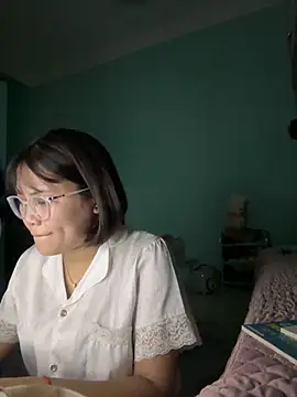 Snapshot of polly_chan chatting on 12.05.25 polly chan online show from 12.05.25