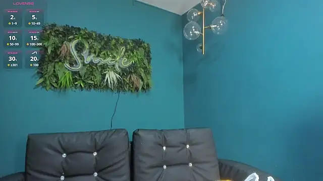 Snapshot of ZiaCooper_ chatting on 12.15.25 ZiaCooper online show from 12.15.25