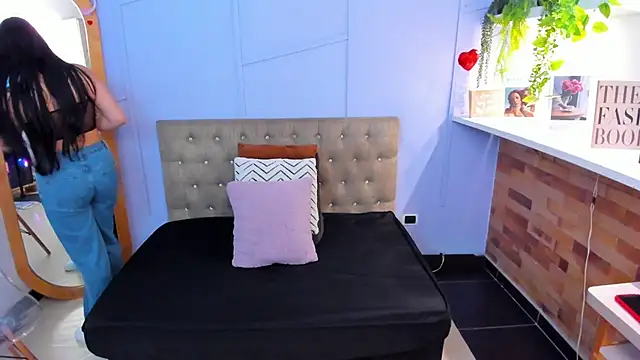 Snapshot of maiterivas chatting on 12.15.25 maiterivas online show from 12.15.25