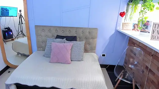 Snapshot of maiterivas chatting on 12.19.25 maiterivas online show from 12.19.25