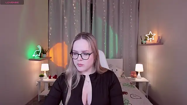 Snapshot of SallyPratt chatting on 12.16.25 SallyPratt online show from 12.16.25