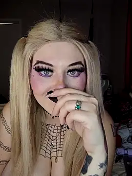 Snapshot of SpiderRose chatting on 12.15.25 SpiderRose online show from 12.15.25