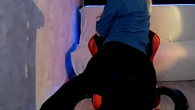 MiaBun1 online show from 04.15.26