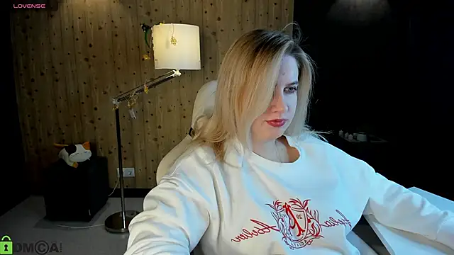 Snapshot of LunasShine chatting on 12.16.25 LunasShine online show from 12.16.25