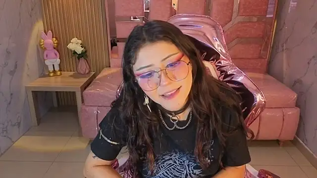 Snapshot of miss_devil_s chatting on 12.19.25 miss devil s online show from 12.19.25