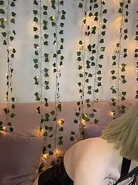 Snapshot of meli_sun chatting on 12.14.25 meli sun online show from 12.14.25