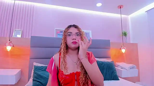 Snapshot of abril_dolly chatting on 12.16.25 abril dolly online show from 12.16.25