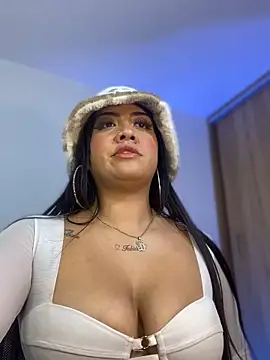 Snapshot of yeniffer_valens chatting on 12.14.25 yeniffer valens online show from 12.14.25