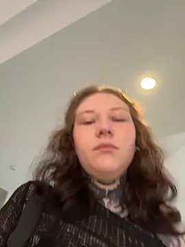 Snapshot of FionaMurr chatting on 12.16.25 FionaMurr online show from 12.16.25