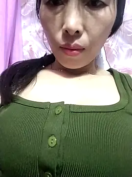 Snapshot of Comb-bii chatting on 12.16.25 Comb-bii online show from 12.16.25