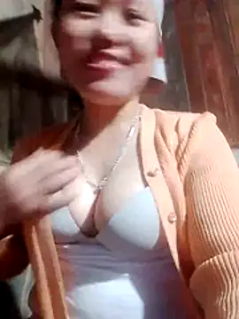 Snapshot of Heya_k2 chatting on 12.14.25 Heya k2 online show from 12.14.25