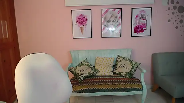 Snapshot of lil_vany chatting on 12.15.25 lil vany online show from 12.15.25