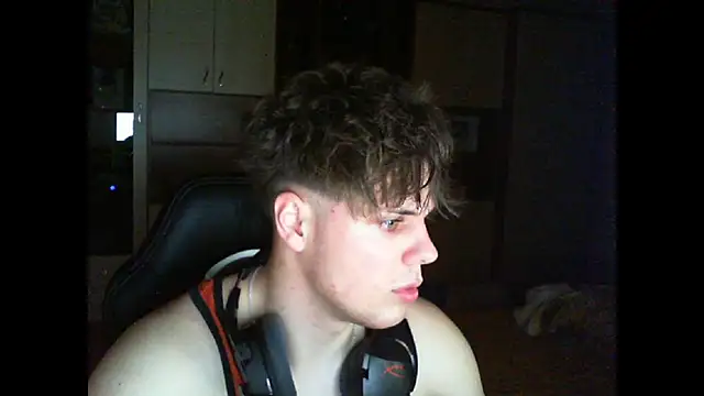 Snapshot of GymGuy0505 chatting on 12.16.25 GymGuy0505 online show from 12.16.25