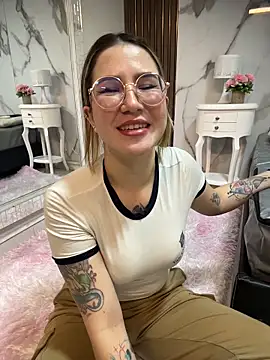 Snapshot of Annyhathatway chatting on 05.15.26 Annyhathatway online show from 05.15.26