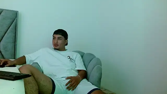 Snapshot of kyro_estrada chatting on 12.15.25 kyro estrada online show from 12.15.25