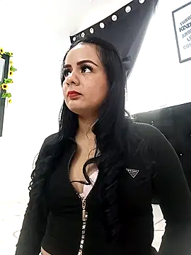 Snapshot of Violetawiliams chatting on 12.15.25 Violetawiliams online show from 12.15.25