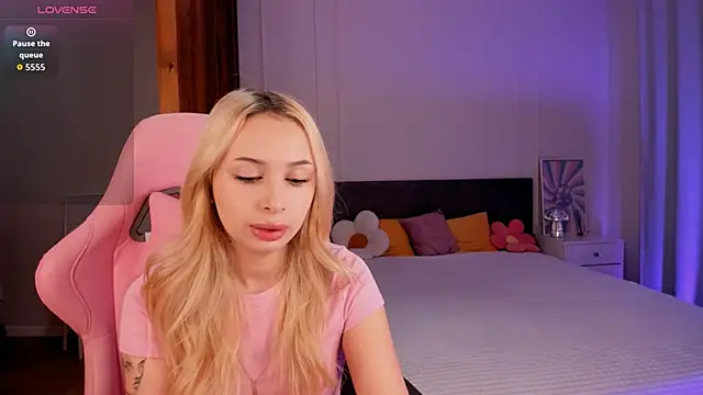 Snapshot of LanaMiracle chatting on 12.16.25 LanaMiracle online show from 12.16.25