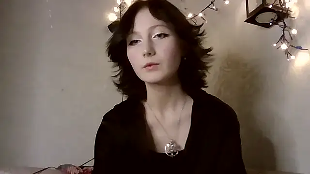 Snapshot of glissada chatting on 12.15.25 glissada online show from 12.15.25