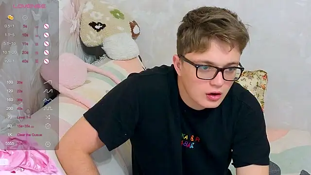 Snapshot of robertkingsize chatting on 12.15.25 robertkingsize online show from 12.15.25