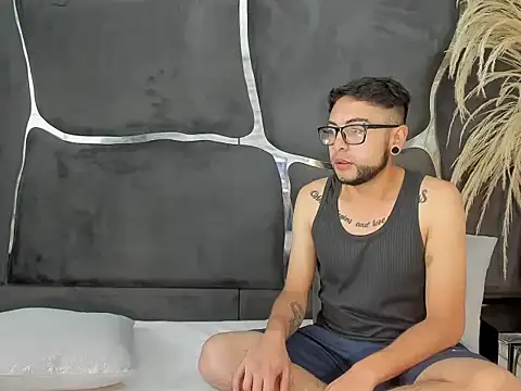 Snapshot of LailaAndOliver chatting on 12.16.25 LailaAndOliver online show from 12.16.25