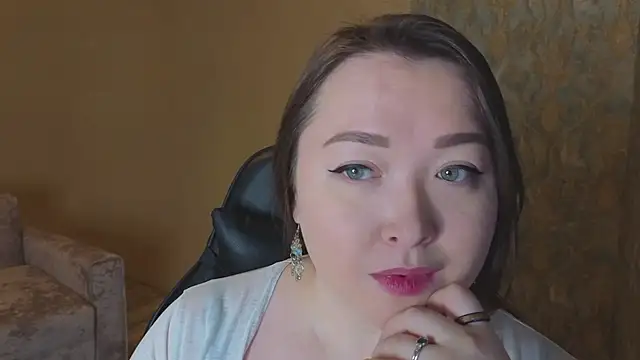 Snapshot of DianaLure chatting on 12.17.25 DianaLure online show from 12.17.25