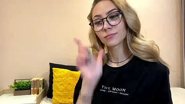 sun under skyy online show from 12.18.25