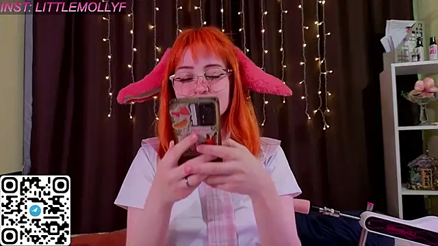 Snapshot of LittleFoxHole chatting on 05.21.26 LittleFoxHole online show from 05.21.26
