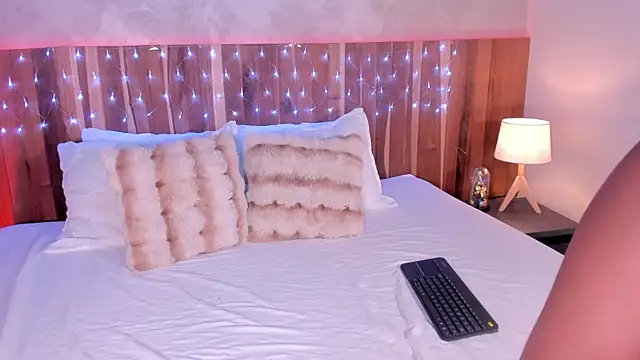 Snapshot of KrystalWoodss chatting on 12.16.25 KrystalWoodss online show from 12.16.25