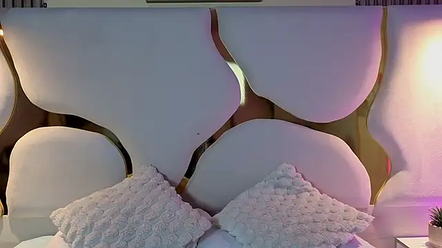 Snapshot of lunajones__ chatting on 12.15.25 lunajones online show from 12.15.25