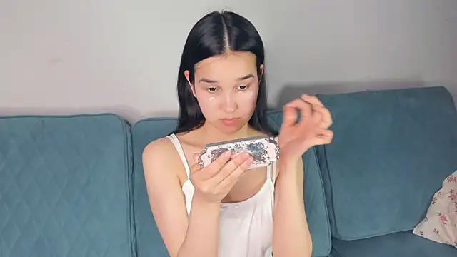 YvonneRobes online show from 04.17.26