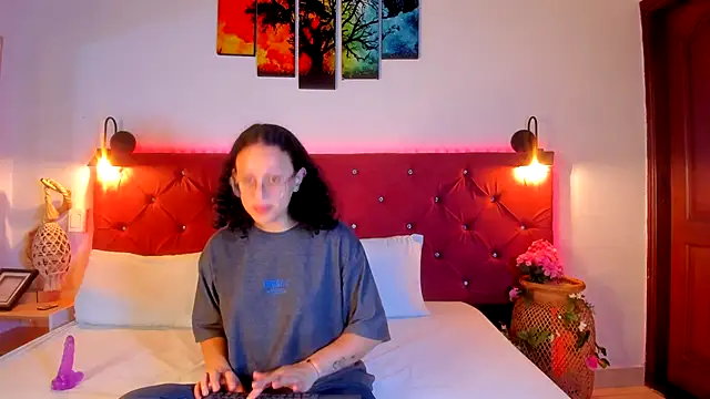 Snapshot of Trixye_Moon chatting on 12.16.25 Trixye Moon online show from 12.16.25