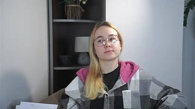 Snapshot of KenaLeski chatting on 12.14.25 KenaLeski online show from 12.14.25