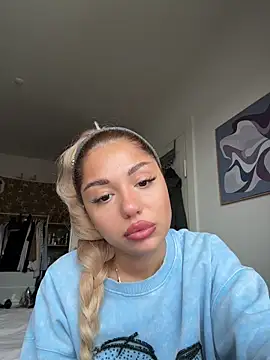 Snapshot of SilkyMira chatting on 12.15.25 SilkyMira online show from 12.15.25