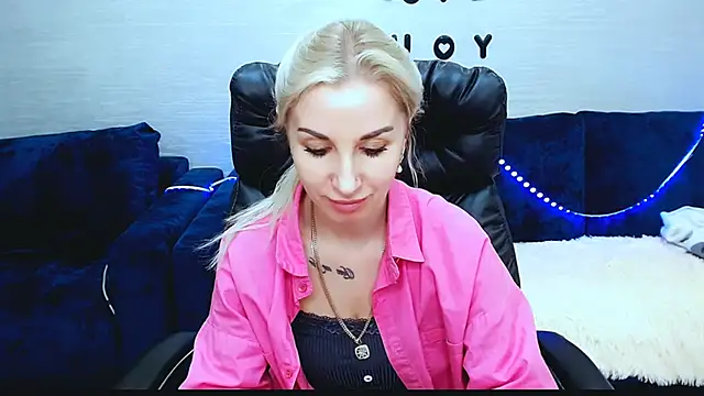 Snapshot of Hanna--Sweet chatting on 12.15.25 Hanna--Sweet online show from 12.15.25