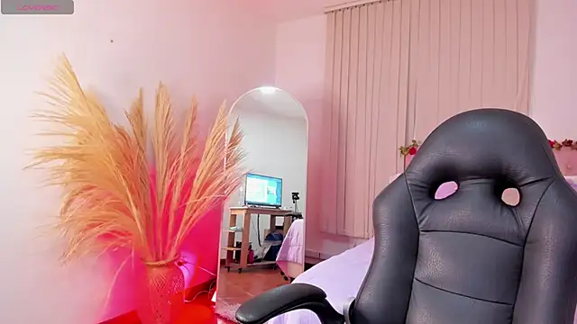 Isa Emm online show from 12.16.25