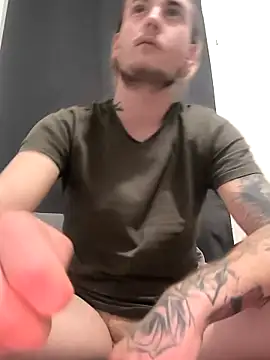 Snapshot of roro25ans chatting on 12.17.25 roro25ans online show from 12.17.25