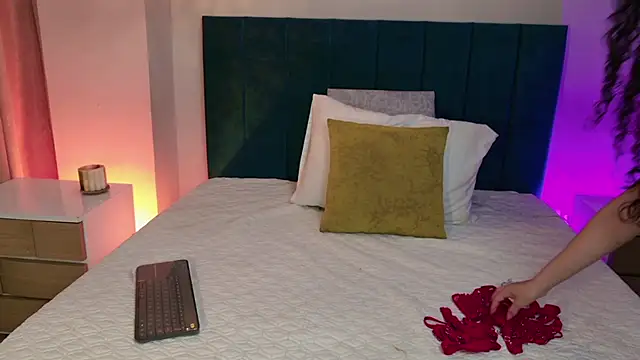 PaulinaSaint online show from 12.20.25