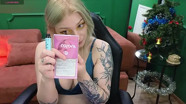 Snapshot of Aska_Asami chatting on 12.16.25 Aska Asami online show from 12.16.25