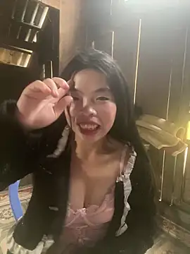 Snapshot of lux-su chatting on 05.18.26 lux-su online show from 05.18.26
