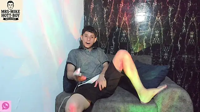 Snapshot of Mrs-mike-hott-boy chatting on 12.14.25 Mrs-mike-hott-boy online show from 12.14.25