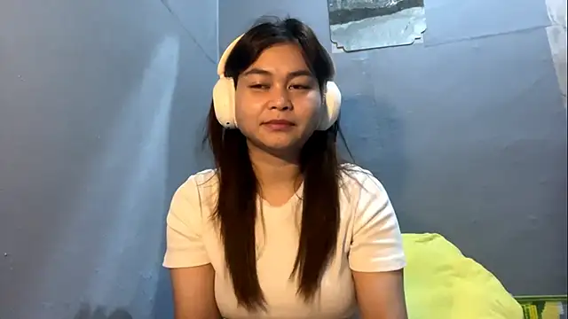 Snapshot of ShayCowell chatting on 12.17.25 ShayCowell online show from 12.17.25