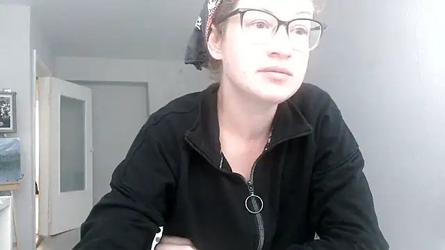 Snapshot of Alice_newhome chatting on 06.21.26 Alice newhome online show from 06.21.26
