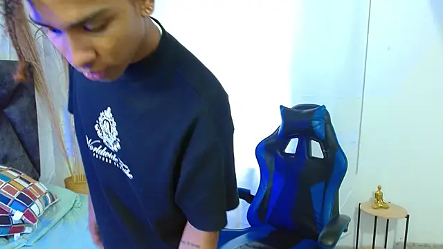 Snapshot of angelll18_ chatting on 12.19.25 angelll18 online show from 12.19.25