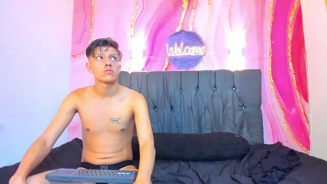 Snapshot of Hotsweet_Guys chatting on 12.14.25 Hotsweet Guys online show from 12.14.25