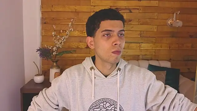 Snapshot of prettyboyy_13 chatting on 12.18.25 prettyboyy 13 online show from 12.18.25